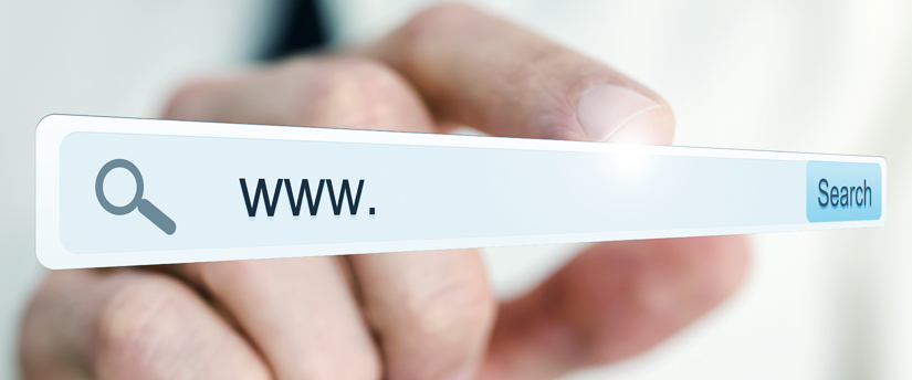 una mano tocando una barra de búsqueda con un enlace escrito en ella, que representa a personas que buscan cosas relacionadas con la afiliación